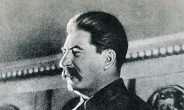Kto był gorszy: Hitler czy Stalin? Porównanie zbrodniarzy i ofiar Kto był gorszy: Hitler czy Stalin? Porównanie zbrodniarzy i ofiar