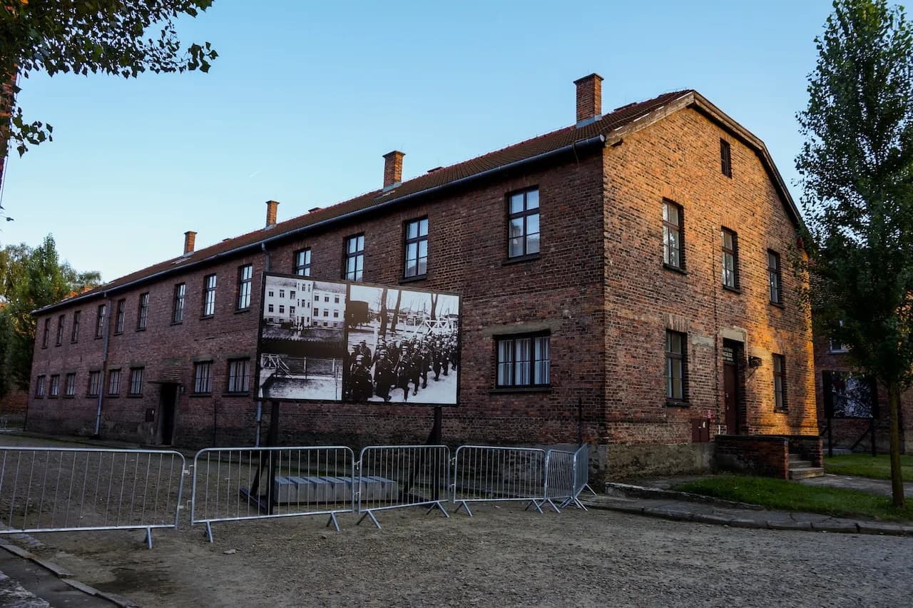 Czym się różni Auschwitz od Birkenau? Kluczowe różnice i znaczenie Czym się różni Auschwitz od Birkenau? Kluczowe różnice i znaczenie