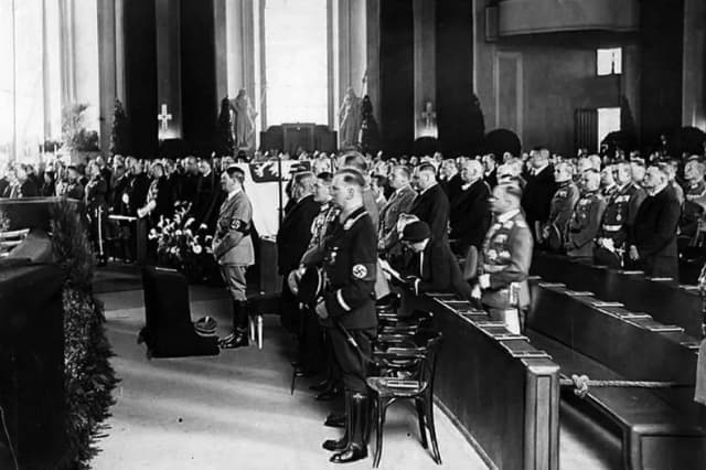 Czy Hitler był na pogrzebie Piłsudskiego? Prawda o jego obecności Czy Hitler był na pogrzebie Piłsudskiego? Prawda o jego obecności